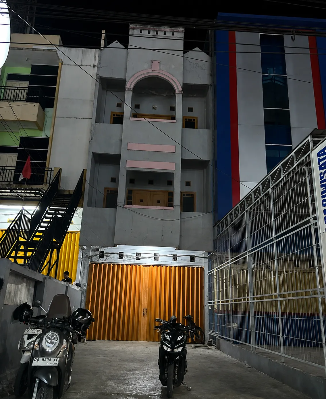 Three-Storey Shophouse for Rent on Jl. Kayu Tangi, 10 Metre Yard