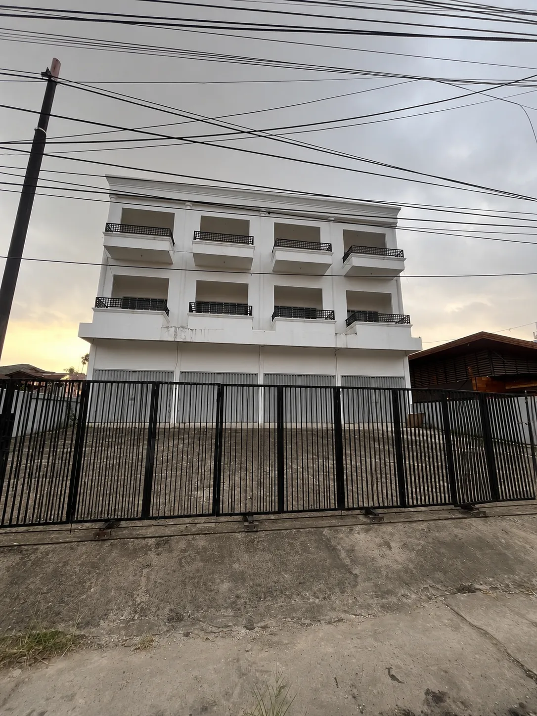 Ruko Disewakan 3 Lantai di Kayu Tangi, Sebelah Wizmmi