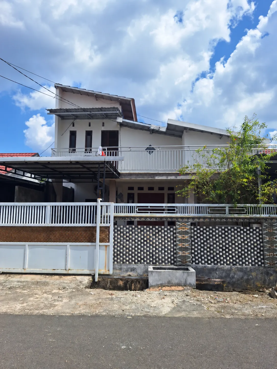Rumah Dijual 2 Lantai LT 171 m² LB 85 m² di Landasan Ulin