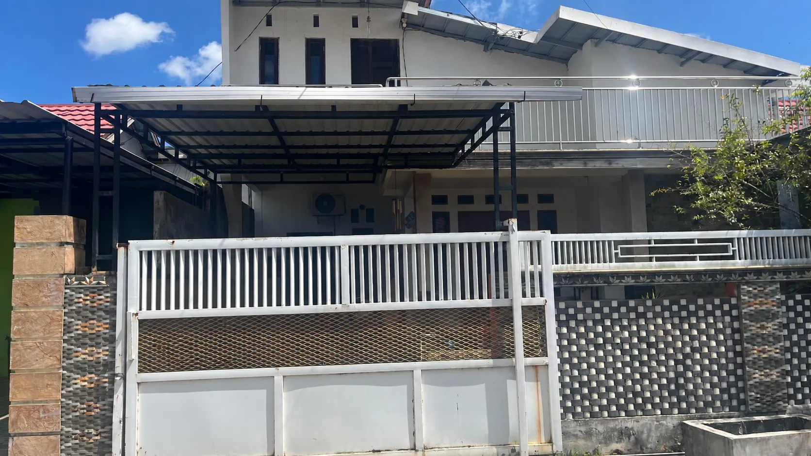 Rumah Dijual 2 Lantai LT 171 m² LB 85 m² di Landasan Ulin 2