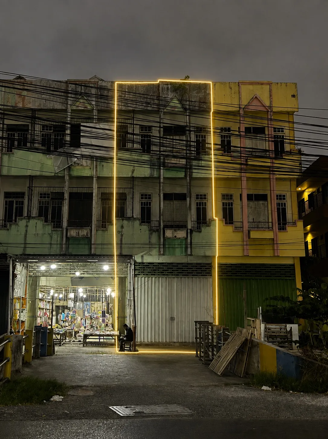 Shophouse for Rent, 3 Storeys 5 x 20 Metres on Jl. Mayjen Sutoyo