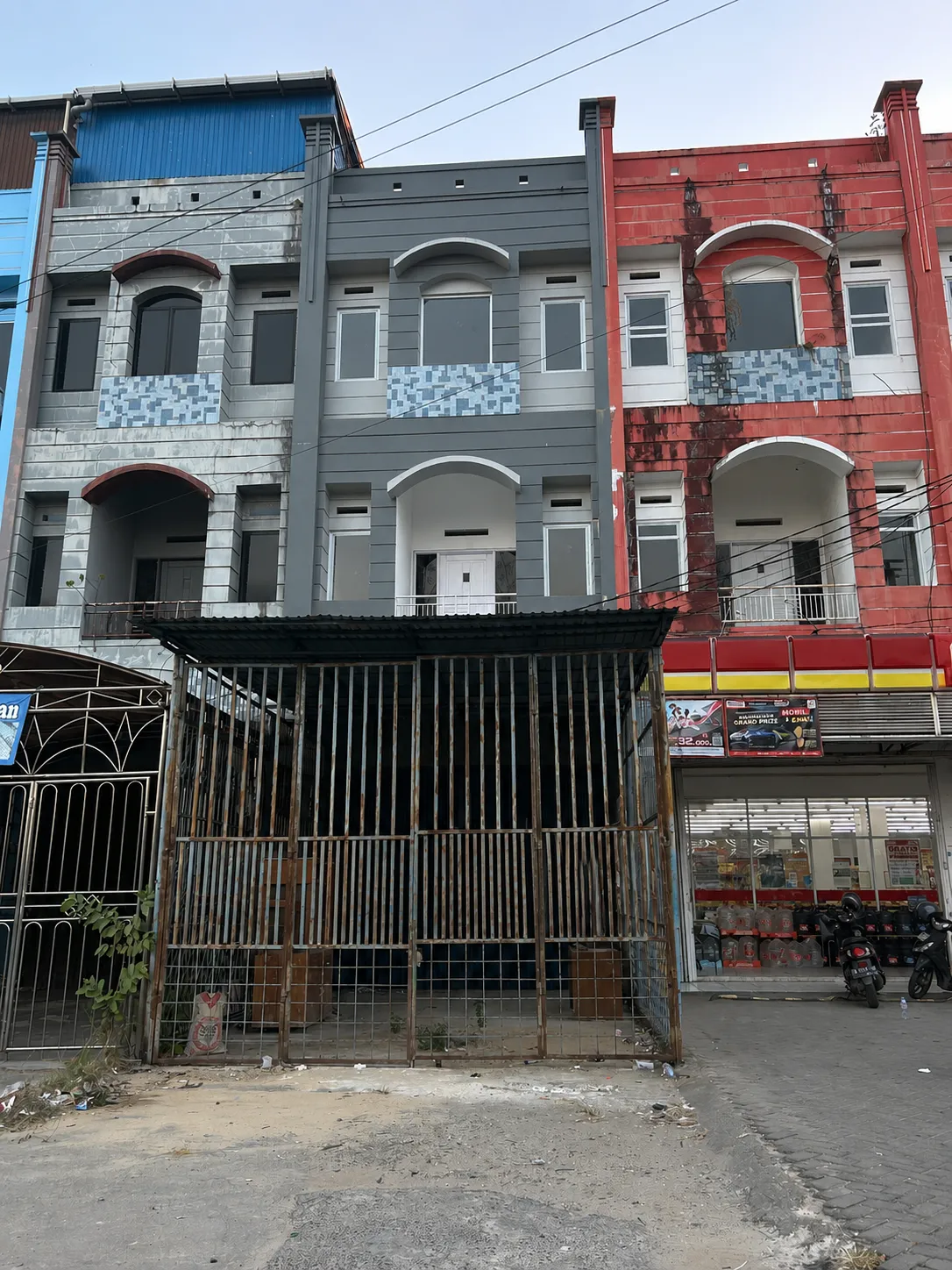 Three-Storey Shophouse for Rent on Jl. A. Yani Km 8, near Citraland