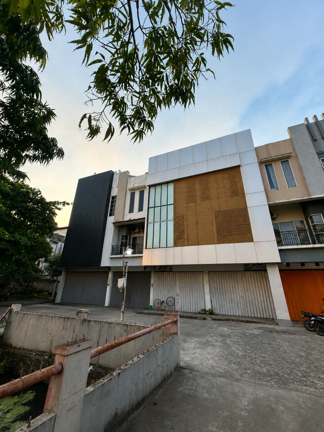 Ruko Dikontrakan 2 Pintu Los 3 Lantai di Jl. Gatot Subroto, Banjarmasin