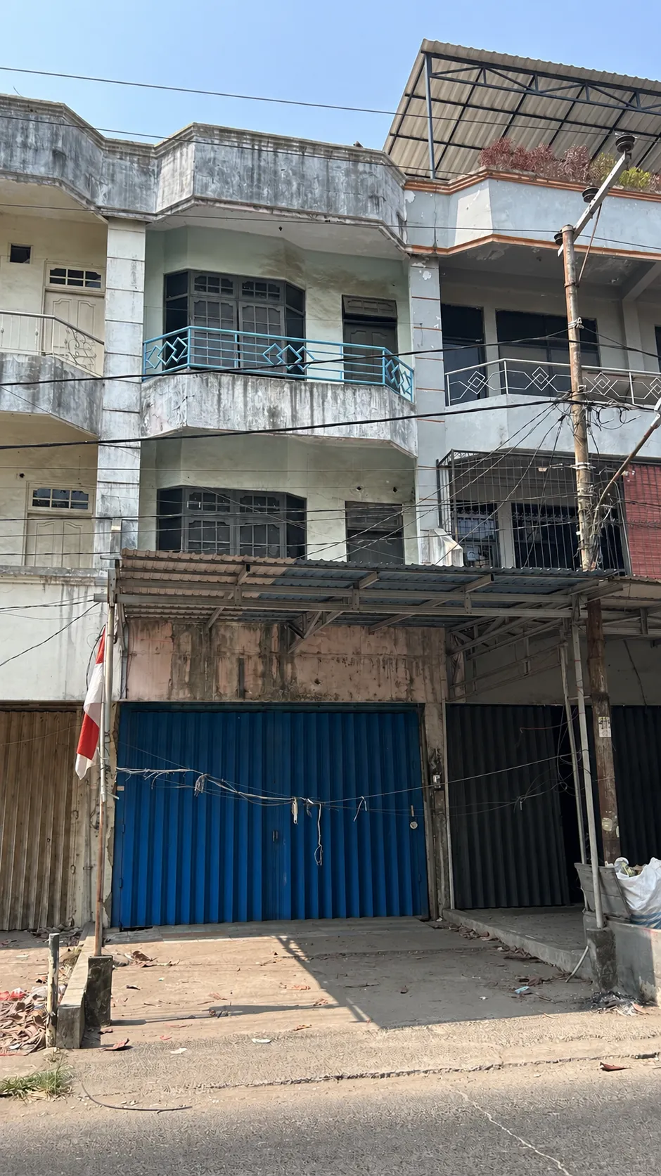 Shophouse for Rent, Three Storeys 5 x 20 Metres on Jl. Beruntung Jaya